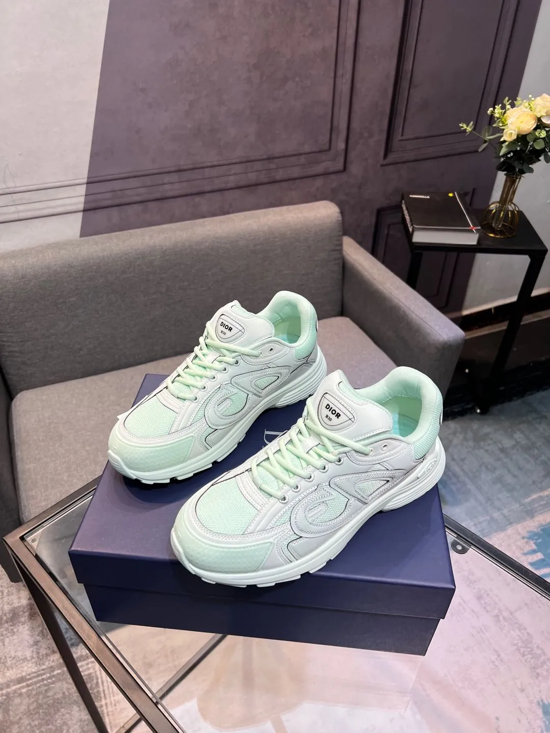 Men's shoes 💰600 high version joint model 🍸 Dior Dior The Island co-branded B30 sneakers follow the trend of the retro market and are Dad Shoes style shoes. The Dior logo on the tongue also indicates that this pair of shoes is the B30 model! B30 uses fine-textured leather and mesh cloth materials to form a shoe body. There are conspicuous letters CD on both sides of the shoe body to indicate the identity. Many lines on the shoe body outline the details, making the shoes look less monotonous and full of retro flavor. ♺ Upper: Original customized technical fabric + mesh ♺ Inner lining: Original customized breathable lining ♺ Outsole: Original molded IP foam + TPU outsole ♺ Heel height: 3.5cm ♺Code number: 39-44 (45 46 customized)